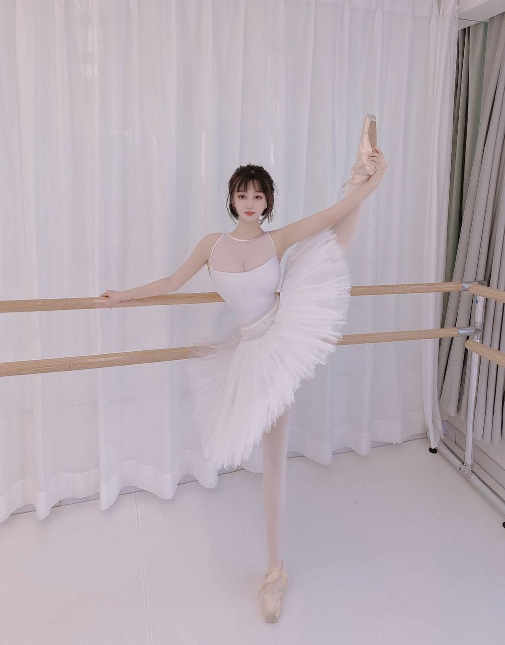 上海瑜伽老师身材爆好妹子，解锁新姿势