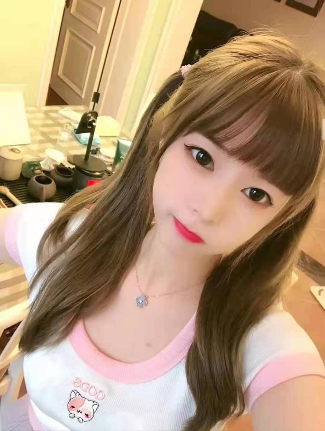 这个女孩是兼职 有小女朋友的感觉