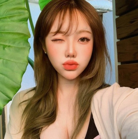 上海23岁学生妹兼职可WT抽插，SaoB真紧，水哗啦啦的。